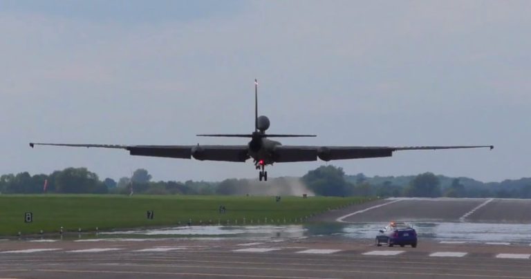 Most Difficult Airplane To Land ! U2 Spy Plane Impressive Soft Landing ...