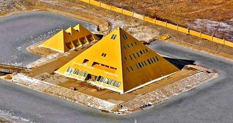 A Man Built A Gold Pyramid Home ,A Replica Of The Great Pyramid & Found ...