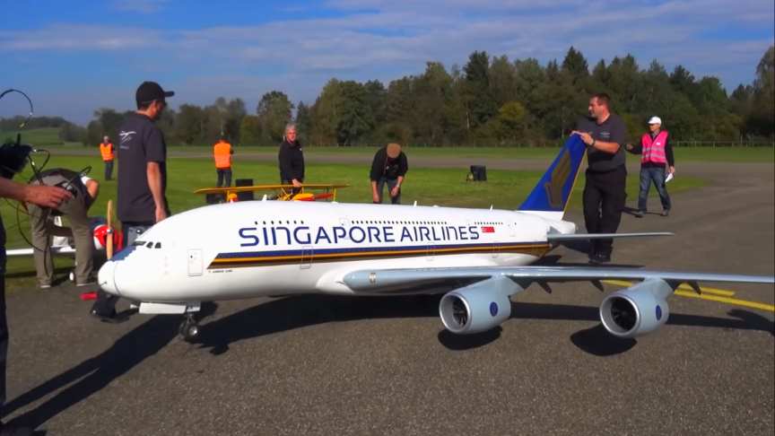 gigantic rc airbus a380 singapore airlines