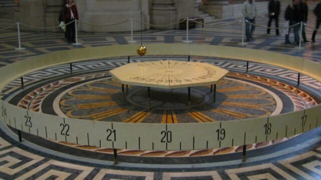 Foucault Pendulum Device That Lets You See The Earth Rotates